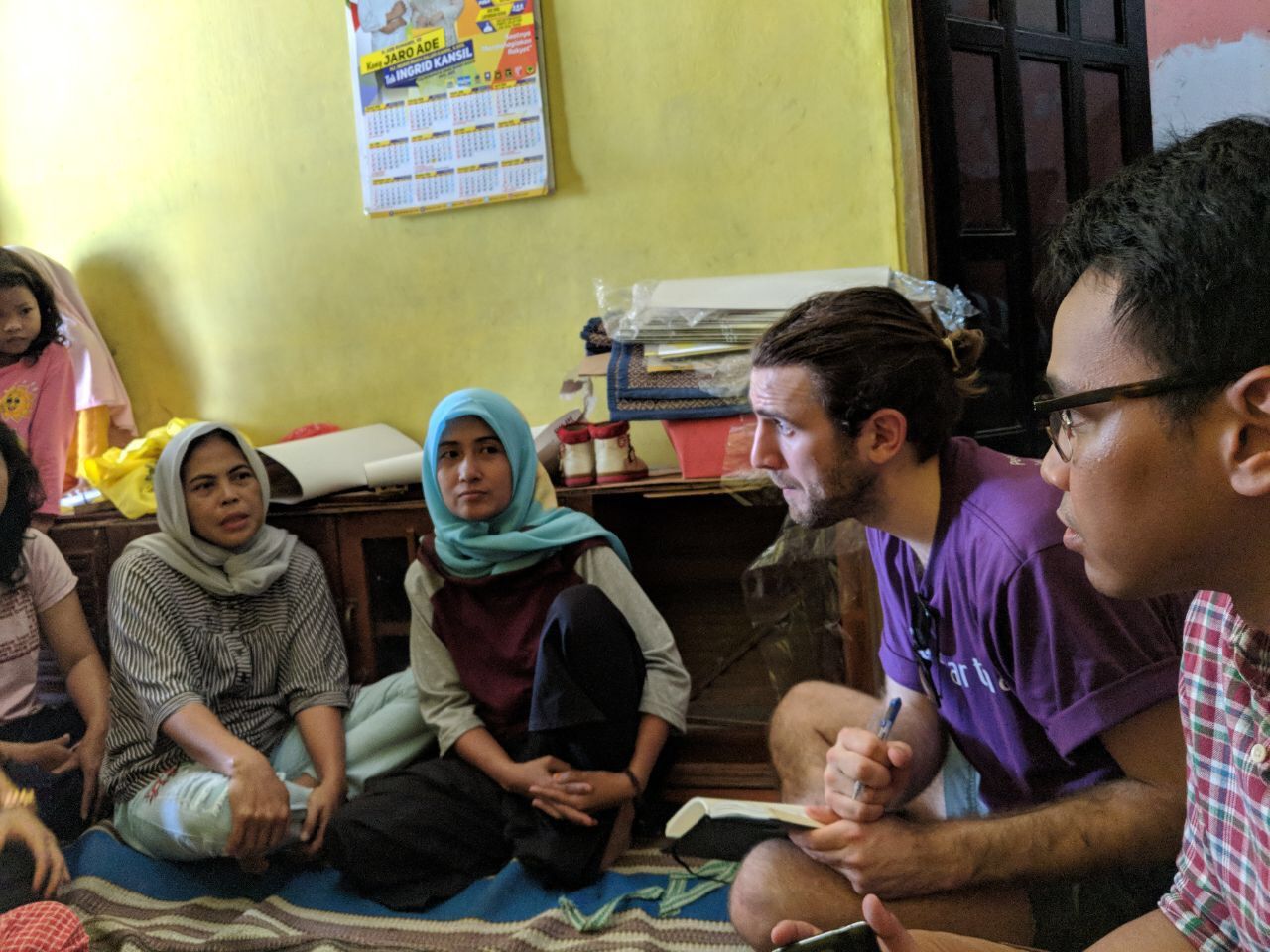 Oxford Microfinance Initiative bersama tim Amartha memberikan pelatihan kepada ibu-ibu mitra usaha.